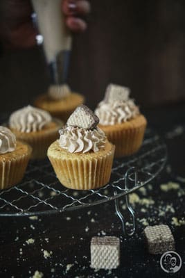 image 4 6 6 4 | Diese leckeren Cupcakes, die wir euch heute vorstellen, haben wir schon vor einiger Zeit gebacken. Genau gesagt, um Karneval herum. Zu diesem Zeitpunkt hat die liebe Simone von "Aus der Lameng" ihren 1. Bloggeburtstag gefeiert. Wir beide kannten sie ja eigentlich noch gar nicht so lange.  Aber da wir ja einer der 9 Gastgeber der Kenwood Küchenparty 2.0 waren und Simone im Dezember bei uns zu Gast war, konnten wir sie auch gleich persönlich kennen lernen. Die Party war ein echter Knaller. Tolle Gäste, wie davor und danach auch immer und dadurch auch immer ganz viel Spaß beim Zubereiten der Leckereien, die wir uns vorher gemeinsam ausgedacht hatten.