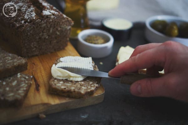 image 5 1 2 8 | Manchmal muss man einfach 3 Mal etwas kochen oder backen, bis wir es schaffen, das Rezept auch auf den Blog zu bekommen. Das lag in diesem Fall auch überhaupt gar nicht daran, dass uns das Brot nicht bei den ersten beiden Malen nicht gelungen wäre … Torstens Arbeitskollege Joschka könnte das jetzt bestätigen, denn der durfte es sofort beim ersten Mal auf dem Weg nach Holland mit leckerem Roastbeef probieren.