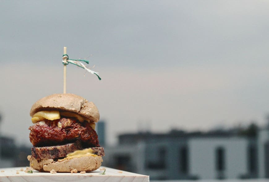 image 7 5 4 | Um unsere National-Elf kullinarisch-heimatlich auf ihrem Weg zum Weltmeistertitel 2014 zu unterstützen, haben wir "Das ultimative Burger Grillbuch" zu Rate gezogen.