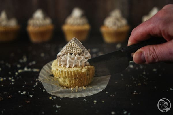 image 8 6 5 2 | Diese leckeren Cupcakes, die wir euch heute vorstellen, haben wir schon vor einiger Zeit gebacken. Genau gesagt, um Karneval herum. Zu diesem Zeitpunkt hat die liebe Simone von "Aus der Lameng" ihren 1. Bloggeburtstag gefeiert. Wir beide kannten sie ja eigentlich noch gar nicht so lange.  Aber da wir ja einer der 9 Gastgeber der Kenwood Küchenparty 2.0 waren und Simone im Dezember bei uns zu Gast war, konnten wir sie auch gleich persönlich kennen lernen. Die Party war ein echter Knaller. Tolle Gäste, wie davor und danach auch immer und dadurch auch immer ganz viel Spaß beim Zubereiten der Leckereien, die wir uns vorher gemeinsam ausgedacht hatten.