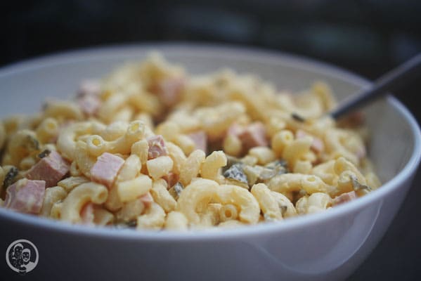 image 9 1 3 1 | Heute gibt’s mal wieder ein Traditionsrezept bei uns. Tradition aus dem Grund, weil Sascha’s Mama Moni fast zu jeder Grillparty ihren Nudelsalat machen muss. Glaubt jetzt nicht, es kommen irgend welche verrückten Zutaten, die den Salat so besonders machen. Überhaupt nicht. Aber trotzdem ist der ein absolutes Muss, wenn wir uns zum Grillen treffen.