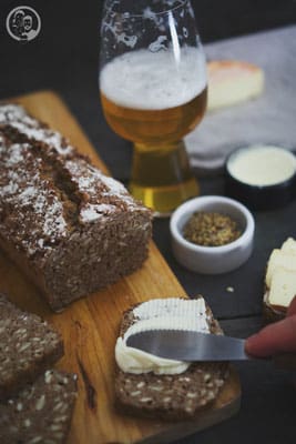 image 9 2 9 | Manchmal muss man einfach 3 Mal etwas kochen oder backen, bis wir es schaffen, das Rezept auch auf den Blog zu bekommen. Das lag in diesem Fall auch überhaupt gar nicht daran, dass uns das Brot nicht bei den ersten beiden Malen nicht gelungen wäre … Torstens Arbeitskollege Joschka könnte das jetzt bestätigen, denn der durfte es sofort beim ersten Mal auf dem Weg nach Holland mit leckerem Roastbeef probieren.