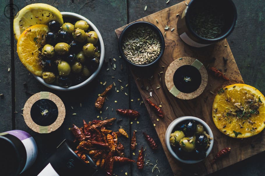 image 9 3 7 8 | Vor 2 Wochen durften wir beide, 15 Gästen in einem Gewürz-Kontor bekochen. Wir haben uns als Thema für den Genussabend "Spanischer Abend" überlegt und einige Köstlichkeiten, wie z.B. unsere Albóndigas zubereitet. Aber als Starter sollte auch ein neues Rezept ausprobiert werden. Also haben wir Gewürz-Oliven zubereitet. Hier bringen die tollen Gewürze  und fruchtige Orangen- und Zitronenscheiben das Aroma der Oliven zur Höchstleistung.