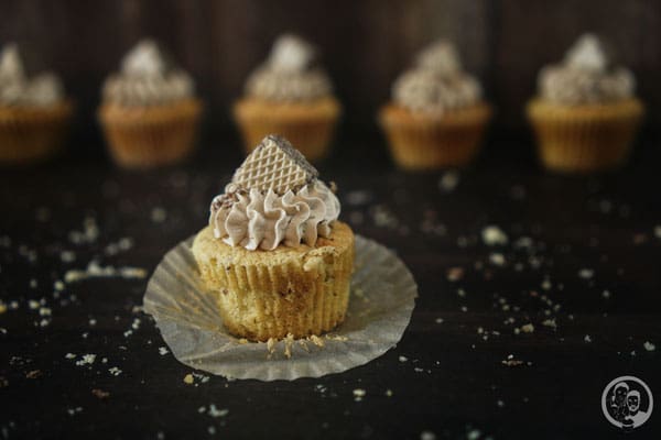 image 9 3 8 | Diese leckeren Cupcakes, die wir euch heute vorstellen, haben wir schon vor einiger Zeit gebacken. Genau gesagt, um Karneval herum. Zu diesem Zeitpunkt hat die liebe Simone von "Aus der Lameng" ihren 1. Bloggeburtstag gefeiert. Wir beide kannten sie ja eigentlich noch gar nicht so lange.  Aber da wir ja einer der 9 Gastgeber der Kenwood Küchenparty 2.0 waren und Simone im Dezember bei uns zu Gast war, konnten wir sie auch gleich persönlich kennen lernen. Die Party war ein echter Knaller. Tolle Gäste, wie davor und danach auch immer und dadurch auch immer ganz viel Spaß beim Zubereiten der Leckereien, die wir uns vorher gemeinsam ausgedacht hatten.