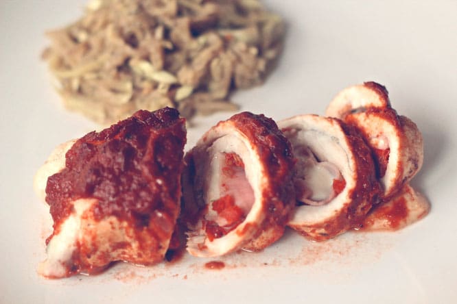 involtini di pollo h%C3%A4hnchenrouladen | Gebt nun die Sauce über die Rouladen und schiebt sie für ca. 40 Minuten in den Backofen. Danach sollten sie gegart und immer noch schön saftig sein.