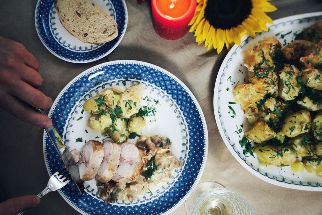 kaninchenr%C3%BCcken mit pfifferlingen wild herbstdinner rezept kochen | Es ist mal wieder soweit ... und ihr habt es bestimmt schon bei Theres und Benni von Gernekochen mitbekommen, dass wir uns wieder einmal mit den beiden zu einem kulinarischen Tag getroffen haben. Diesmal stand alles unter dem Thema "Herbst".