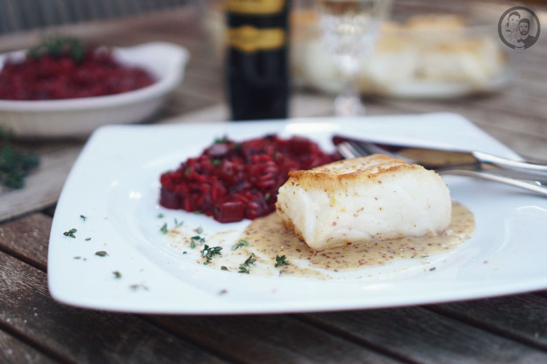 kartoffel wirsing auflauf mit lachs | Am vergangenen Wochenende wollten wir eigentlich einen ganz tollen Kurztrip machen, aber durch ein technisches Problem auf dem Weg zum Flughafen, haben wir leider unseren Flieger verpasst ...! Ihr könnt euch vorstellen, dass wir da zunächst nicht so ganz entspannt waren. Aber so wie immer, haben wir aus der Situation das aller Beste gemacht.