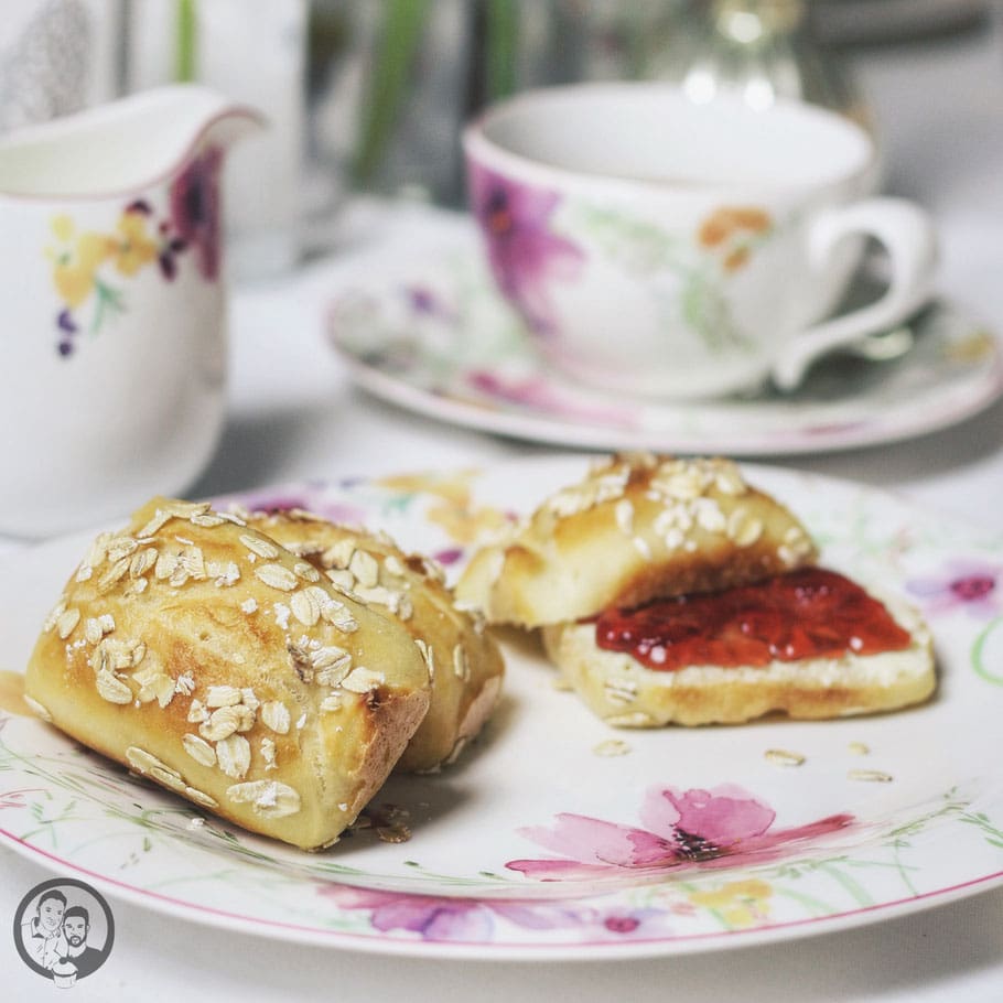 kleine quarkbrote rezept backen fr%C3%BChst%C3%BCck brunch | Heute kommen wir mit unseren kleinen Quarkbroten zum letzten Frühstückspart unseres Osterbrunchs zusammen mit Gernekochen.