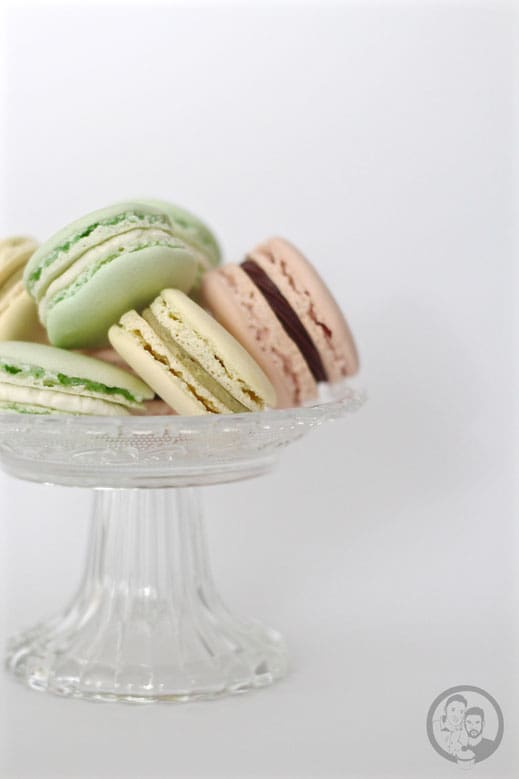 macarons 0 | Zur Hochzeit von unseren Freunden Markus und Eric, haben wir einmal wieder Macarons gebacken. Und ganz ehrlich, obwohl wir uns nach unseren allerersten Macarons gefragt hatten, "Warum sagen alle, dass das so schwierig ist?", hatten wir jedes Mal unsere Problemchen, diese leckeren kleinen Dinger so hinzubekommen, wie beim ersten Mal.