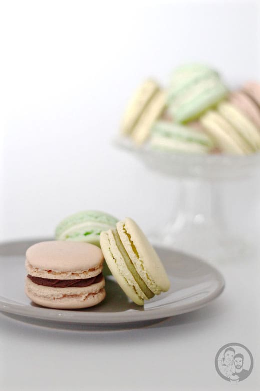 macarons 8 | Zur Hochzeit von unseren Freunden Markus und Eric, haben wir einmal wieder Macarons gebacken. Und ganz ehrlich, obwohl wir uns nach unseren allerersten Macarons gefragt hatten, "Warum sagen alle, dass das so schwierig ist?", hatten wir jedes Mal unsere Problemchen, diese leckeren kleinen Dinger so hinzubekommen, wie beim ersten Mal.