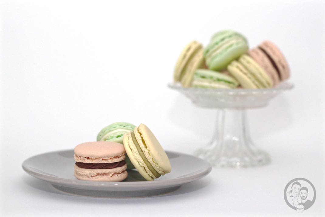 macarons | Zur Hochzeit von unseren Freunden Markus und Eric, haben wir einmal wieder Macarons gebacken. Und ganz ehrlich, obwohl wir uns nach unseren allerersten Macarons gefragt hatten, "Warum sagen alle, dass das so schwierig ist?", hatten wir jedes Mal unsere Problemchen, diese leckeren kleinen Dinger so hinzubekommen, wie beim ersten Mal.