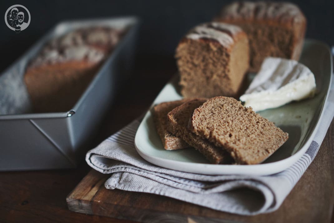 mangbrot | Jetzt wollen wir euch aber erst einmal unser neues Brotrezept zeigen. Es ist ein zwar nicht originales, aber immerhin ein Mangbrot. Wir haben einfach den Anteil an Weizenmehl weg gelassen und sind ganz beim Roggenmehl geblieben. Mangbrot ist eines der Brote, die bei Torsten zu Hause ganz viele Jahre lang eigentlich immer in der Küche zu finden waren. Sein Stiefvater Rolf, der kein begnadeter Koch ist, sondern eher andere Fähigkeiten hat, verschlang es früher förmlich ..! Ganz frisch vom Bäcker und mit einer dicken Schicht Butter bestrichen. Und um ehrlich zu sein, haben wir das bei unserem eigenen Mangbrot auch ausprobiert und waren begeistert.