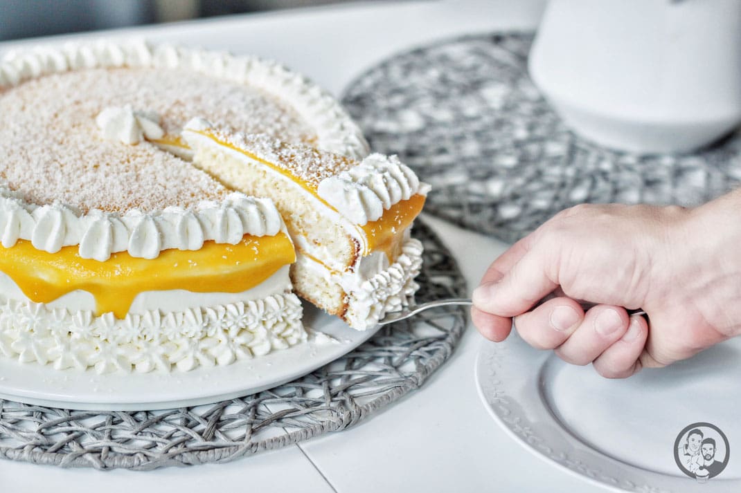 mango frischkäsetorte torte rezept backen 4 | Sommerzeit ist auch Mangozeit ... Was liegt da näher, als einmal ein schönes Törtchen mit der leckeren Frucht zu backen?! Wir haben uns an einem Abend in der letzten Woche einfach in die Küche gestellt und losgelegt. Dabei hatten wir vorher noch gar keine genaue Idee davon, wie sie eigentlich aussehen sollte. Das hat sich dann aber beim Machen mit und mit entwickelt. Wir finden, das sind oft die tollsten Leckerbissen, die bei so etwas herauskommen. Gar keinen großen Kopf zu machen und los zu legen, das macht uns immer am meisten Spaß!