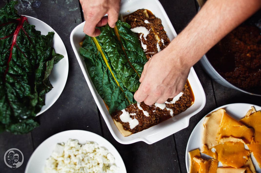 mangoldlasagne low carb rezept kochen 3 | Letzte Woche haben wir von Torsten's Muddi eine riesige Ladung an Mangold vererbt bekommen ... und das heißt, nicht einfach so ganz normale Mangoldblätter, wie man sie so zu kaufen bekommt. Nein! Hätten wir nicht gewusst, dass sie bei ihr im Garten gewachsen sind, dann wären wir von genmanipuliertem Gemüse ausgegangen.