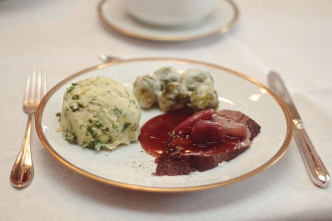 ochsenfilet in barolo 4 | Wir haben zusätzlich als Beilage Rosenkohl serviert. Nicht, weil es nicht genug gewesen wäre, sondern weil wir so gerne Rosenkohl essen und er super zu diesem Gericht passt!