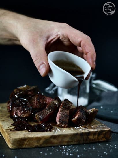 rinderfilet mit schalotten balsamicojus rezept kochen fleisch rind blog foodblog k%C3%B6ln mazzetti balsamico | Über das komplette Wochenende haben/hatten wir Besuch von einem Freund aus Australien, der sich fast 4 Wochen lang einmal die verschiedenen Städte in Europa anschauen möchte. Jetzt werdet ihr sagen: Aber warum besucht er dann gerade Köln?! Die meisten glauben, Köln hat nichts weiteres zu bieten, als den Dom und seinen Rhein ... Aber neben vielen anderen Dingen, hat diese Stadt ihre unglaublich tollen Einwohner, die immer einen Besuch wert sind. Tja, und dazu dürfen wir uns nunmal zählen. Aber er weiß eben auch, dass wir mehr als gerne kochen und wir wollten ihm etwas richtig gutes bieten. Daher war ein saftiges Rinderfilet mit einem Schalotten-Balsamicojus genau das richtige!