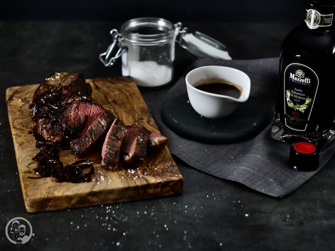 schalotten balsamico jus rezept foodblog blog k%C3%B6ln fleisch filet rind | Über das komplette Wochenende haben/hatten wir Besuch von einem Freund aus Australien, der sich fast 4 Wochen lang einmal die verschiedenen Städte in Europa anschauen möchte. Jetzt werdet ihr sagen: Aber warum besucht er dann gerade Köln?! Die meisten glauben, Köln hat nichts weiteres zu bieten, als den Dom und seinen Rhein ... Aber neben vielen anderen Dingen, hat diese Stadt ihre unglaublich tollen Einwohner, die immer einen Besuch wert sind. Tja, und dazu dürfen wir uns nunmal zählen. Aber er weiß eben auch, dass wir mehr als gerne kochen und wir wollten ihm etwas richtig gutes bieten. Daher war ein saftiges Rinderfilet mit einem Schalotten-Balsamicojus genau das richtige!