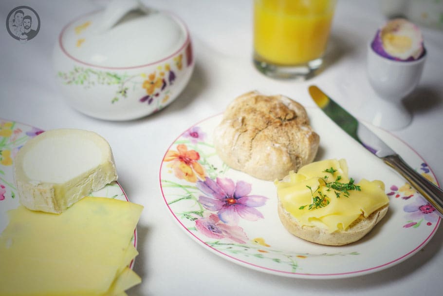 schnelle sonntagsbr%C3%B6tchen rezept backen 9 | Wir haben euch ja bereits von unserer Oster-Edition berichtet, bei der wir schon vorab zusammen mit Theres & Benni von Gernekochen unseren Osterbrunch "vor gefeiert" haben, damit wir euch für die anstehenden Feiertage einiges zeigen können, das ihr für ein Brunch oder auch einfach zum Frühstück zubereiten könnt.