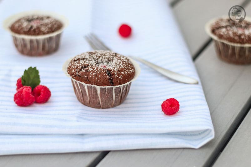 schoko himbeer muffins rezept | Zum Ende der Himbeersaison war unsere Freundin Ilka zu Besuch im Oberbergischen und da hat sie sich von uns Himbeermuffins gewünscht. Da wir ohnehin noch ein paar Muffins backen wollten, war das also ein Wunsch, der ganz schnell zu verfüllen war ;-)