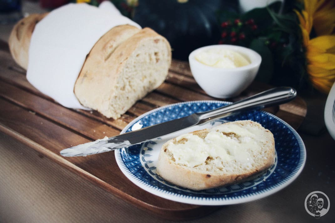 zwiebel speck brot rezept backen schnell hefe deftig | Mit unserem heutigen Rezept läuten wir leider schon das nahende Ende unseres Herbstdinners ein, das wir zusammen mit Theres und Benni von Gernekochen zubereitet haben, denn am Sonntag sind die beiden schon mit ihrem sensationell leckeren Dessert dran. Das dürft ihr euch auf keinen Fall entgehen lassen. Verraten wird natürlich noch nichts ;-).