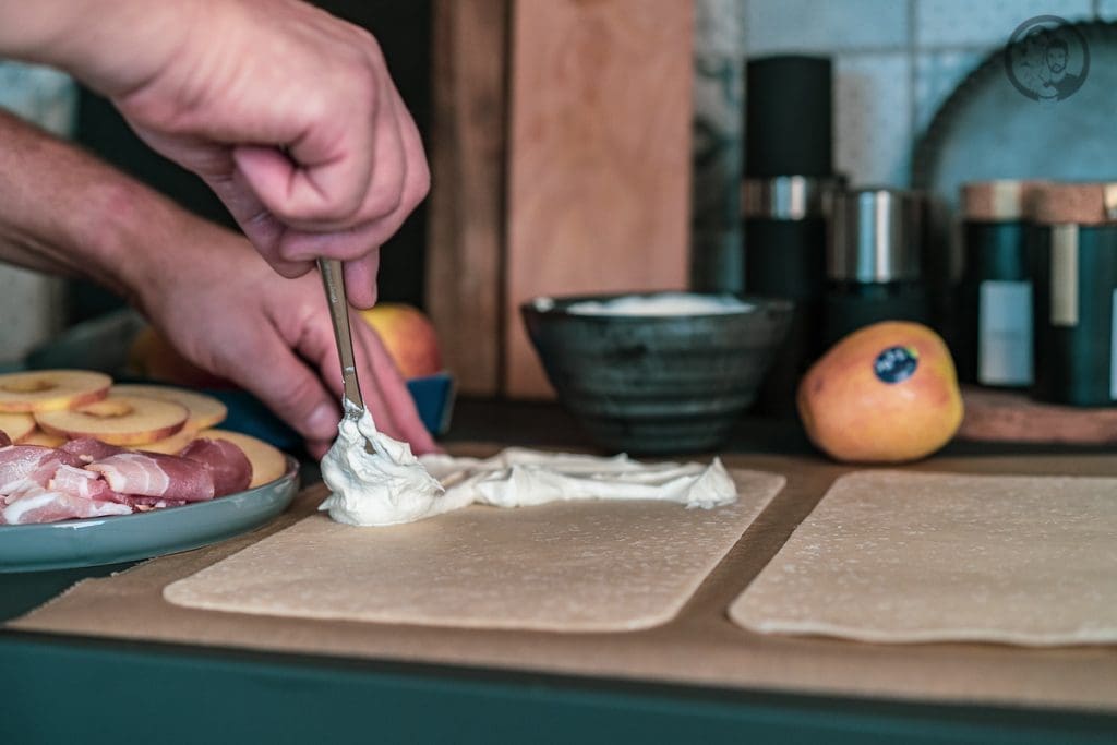 Schmand aufstreichen