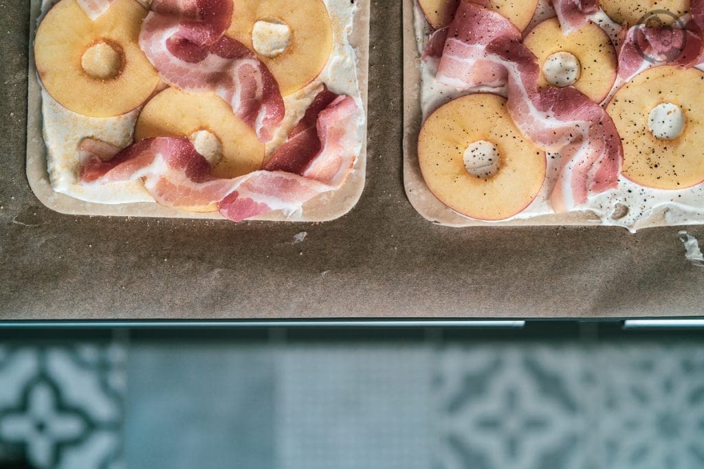 Apfel Speck Flammkuchen mW 4 | Ich bin ja so ein kleiner Apfel-Fan, daher ist dieser Apfel-Speck Flammkuchen für mich einfach perfekt! Sascha habe ich mit meiner Apfelliebe auch längst angesteckt. Jeden Tag gibt's nachmittags einen Apfel als Zwischenmahlzeit. Vielleicht&nbsp;liegt das am englischen&nbsp;Sprichwort "An apple a day keeps the doctor away". Bisher sind wir damit ganz gut gefahren. Aber wir verarbeiten Äpfel natürlich auch in vielen unserer Rezepte. Heute haben wir mal versucht, ein ganz schnelles Rezept mit nur ganz wenigen&nbsp;Zutaten auszuprobieren.