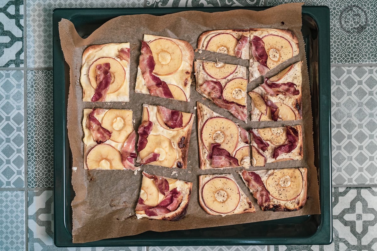 Apfel-Speck Flammkuchen angeschnitten