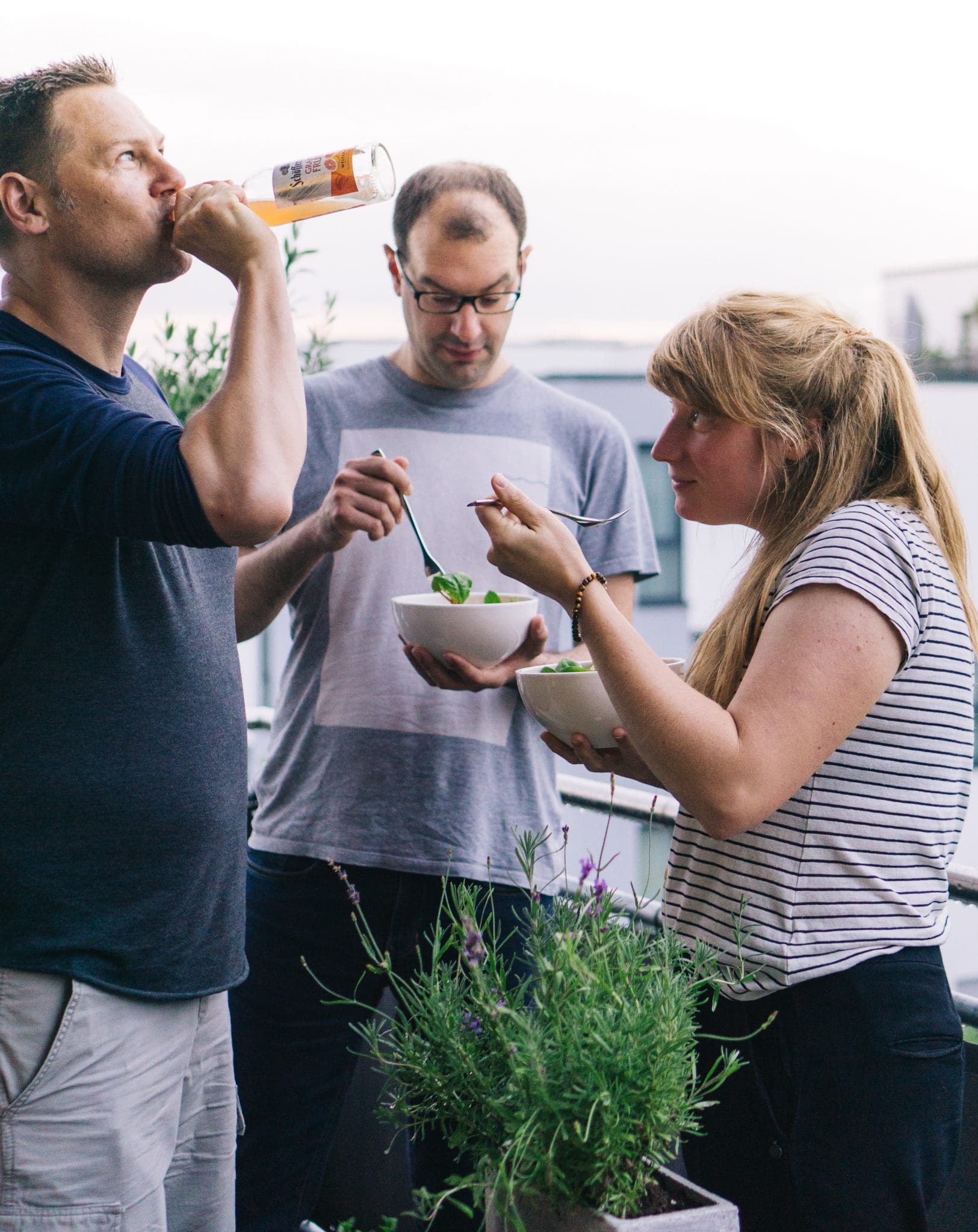 Freunde mit Sundown Bowl und Weizen-Mix