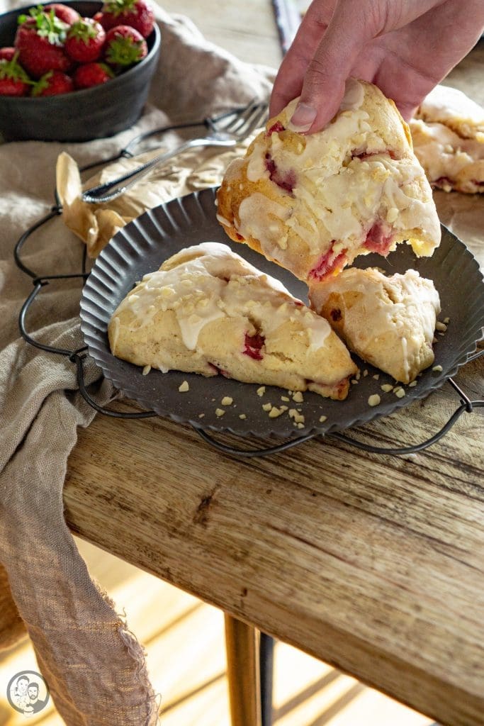 Erbeer Scones Backen aus dem Obstgarten 3 | Es ist doch immer wieder spannend, wie manche Dinge einfach zueinander führen. Gerade schweben wir noch immer im Scones-Himmel von unserem Besuch in Irland, bei dem wir von den beiden Damen der Farmhäuser mit köstlichen Scones versorgt worden sind. Also wurde es nun wirklich höchste Zeit einmal ein paar der leckeren Gebäcke selbst zu zaubern. Zusätzlich haben wir schon ganz lange auf dem Plan etwas aus Andreas ersten Buch Backen aus dem Obstgarten&nbsp;auszuprobieren - und siehe da! Sie hat ein Erdbeer Scones Rezept, das wir jetzt natürlich sofort ausprobieren mussten.