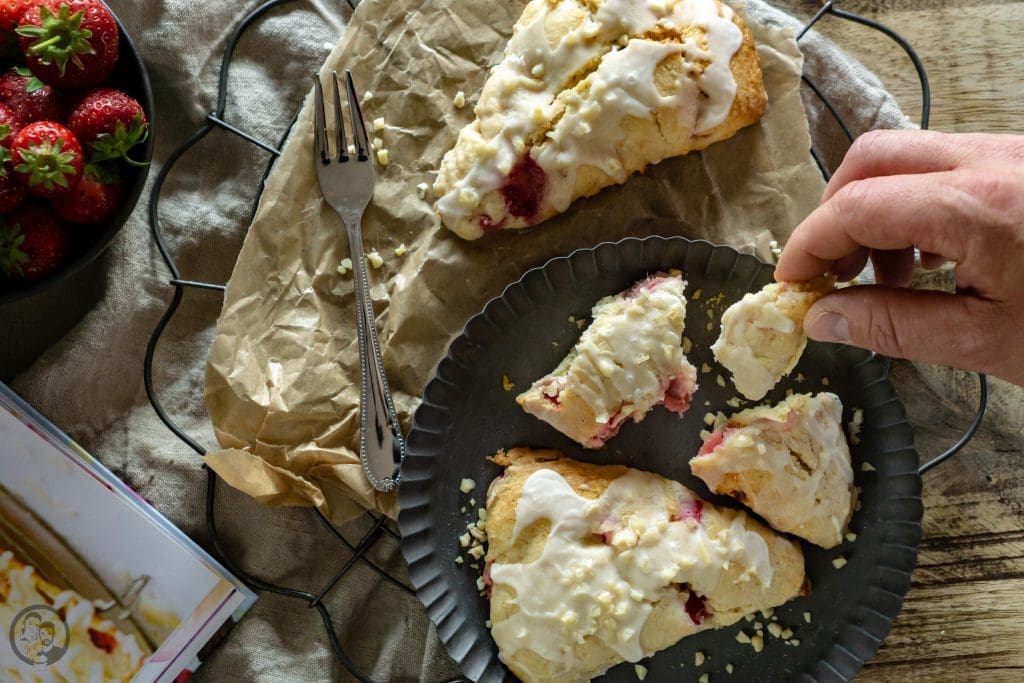 Erbeer Scones Backen aus dem Obstgarten 4 | Es ist doch immer wieder spannend, wie manche Dinge einfach zueinander führen. Gerade schweben wir noch immer im Scones-Himmel von unserem Besuch in Irland, bei dem wir von den beiden Damen der Farmhäuser mit köstlichen Scones versorgt worden sind. Also wurde es nun wirklich höchste Zeit einmal ein paar der leckeren Gebäcke selbst zu zaubern. Zusätzlich haben wir schon ganz lange auf dem Plan etwas aus Andreas ersten Buch Backen aus dem Obstgarten&nbsp;auszuprobieren - und siehe da! Sie hat ein Erdbeer Scones Rezept, das wir jetzt natürlich sofort ausprobieren mussten.