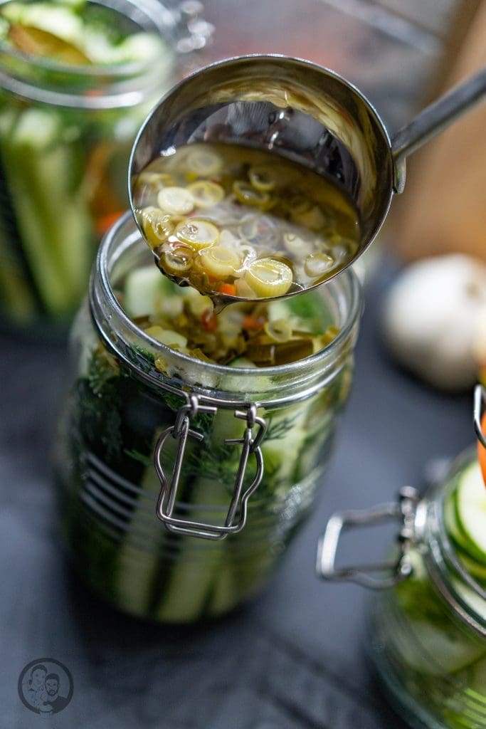 Gewürzgurken 5 | Durch unser Marmeladenkochbuch haben wir uns ja schon sehr mit dem Haltbarmachen von Lebensmitteln auseinander gesetzt. Und das haben ja schließlich unsere Omas und Mütter auch schon immer getan. Im Keller standen allerdings nicht nur leckerer Marmeladegläser und eingekochte Früchte, wie Pflaumen, Kirschen oder Mirabellen, sondern auch ganz viel Gemüse aus dem Garten. Ganz oben auf Urgroßmutters Liste standen jedes Jahr die Schnibbelbohnen, die sie an langen Stangen, um die sich die Pflanzen rankten, mit mir gepflückt hat. Damit wurde dann entweder Bohnensuppe oder Schnibbelbohnen-Stampf gekocht. Eins meiner Lieblingsgerichte in der Kindheit. Leider baut Muddi keine Bohnen mehr an, aber dafür eine ganze Menge anderer toller Gemüse und Früchte. Und weil ihre Gurkenernte in diesem Jahr wieder einmal so groß ist, dass sie selber nicht mehr weiss, wie sie sie so schnell essen soll, haben wir beide uns gedacht, Gewürzgurken einzukochen. Denn alle zu Gurkensalat verarbeiten ist auch keine Lösung.