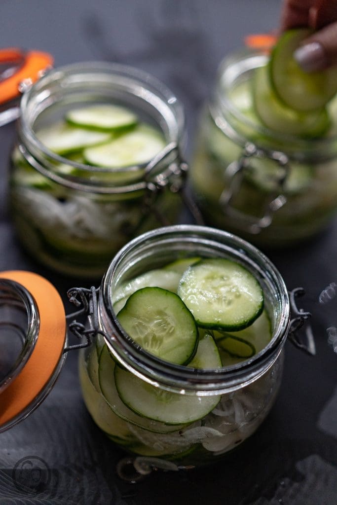 Gewürzgurken 8 | Durch unser Marmeladenkochbuch haben wir uns ja schon sehr mit dem Haltbarmachen von Lebensmitteln auseinander gesetzt. Und das haben ja schließlich unsere Omas und Mütter auch schon immer getan. Im Keller standen allerdings nicht nur leckerer Marmeladegläser und eingekochte Früchte, wie Pflaumen, Kirschen oder Mirabellen, sondern auch ganz viel Gemüse aus dem Garten. Ganz oben auf Urgroßmutters Liste standen jedes Jahr die Schnibbelbohnen, die sie an langen Stangen, um die sich die Pflanzen rankten, mit mir gepflückt hat. Damit wurde dann entweder Bohnensuppe oder Schnibbelbohnen-Stampf gekocht. Eins meiner Lieblingsgerichte in der Kindheit. Leider baut Muddi keine Bohnen mehr an, aber dafür eine ganze Menge anderer toller Gemüse und Früchte. Und weil ihre Gurkenernte in diesem Jahr wieder einmal so groß ist, dass sie selber nicht mehr weiss, wie sie sie so schnell essen soll, haben wir beide uns gedacht, Gewürzgurken einzukochen. Denn alle zu Gurkensalat verarbeiten ist auch keine Lösung.