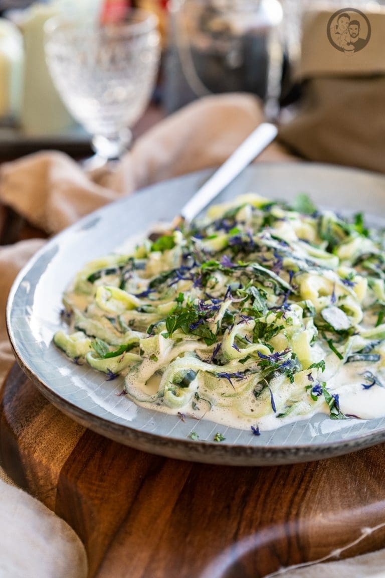 Gurkensalat mit Joghurt und Minze – frisch, leicht und so viel schöner als in Scheiben