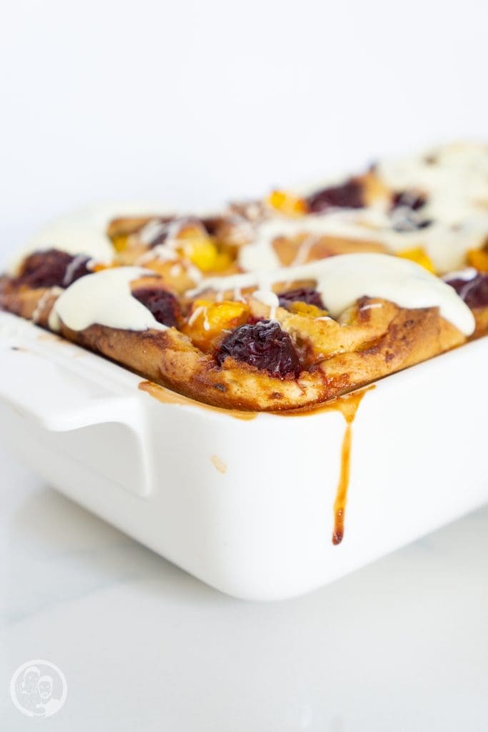 Fluffige Hefeschnecken mit Kirschen und Mango 1 Hefeschnecken Kirsch Mango mW 2 | Vor gut drei Wochen waren wir bei unserer Freundin Lena auf ein Weinchen eingeladen und auch ein paar andere Freunde waren mit dabei. Wir hatten einen echt tollen Abend. Natürlich ist es bei dem einem Weinchen nicht geblieben, wie ihr euch vorstellen könnt. Aber was gibt es Schöneres, als mit lieben Menschen in geselliger Runde über alles zu quatschen, was einen so gerade beschäftigt und was man so umsetzen möchte?! Ihr fragt euch jetzt vermutlich, was unser heutiges Rezept für Hefeschnecken mit Kirschen und Mangos mit einem solchen Anlass zu tun haben.
