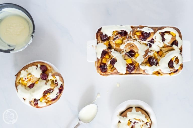 Fluffige Hefeschnecken mit Kirschen und Mango