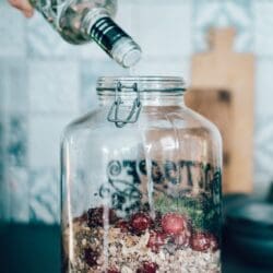 Kirschlikör selber machen. Aufgesetzter Likör mit Rosmarin & Stangenpfeffer 13 Wodka wird eingefüllt