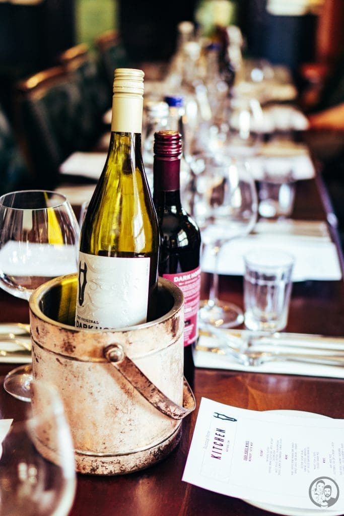 Crab Burger 9 Dark Horse weine auf Tisch