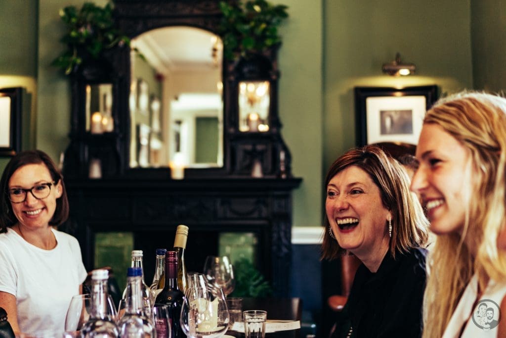 Crab Burger 8 Gruppe am Lachen