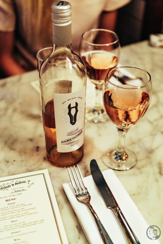 Crab Burger 30 London Dark Horse 33 | Vor ein paar Wochen habe ich euch ja schon von meiner Reise nach London erzählt. Dort durfte ich bei der Premiere des fantastischen neuen Rosé-Weins der Marke Dark Horse dabei sein. Inspiriert von unserem Besuch bei Randall and Aubin haben wir nun das perfekte Rezept zu diesem leckeren Tropfen im Gepäck. Es gibt einen Crab Burger mit Rucola, Tomate und einer unwiderstehlichen Zironenaioli. Besser könnt ihr den Sommer mit Freunden gar nicht verbringen!