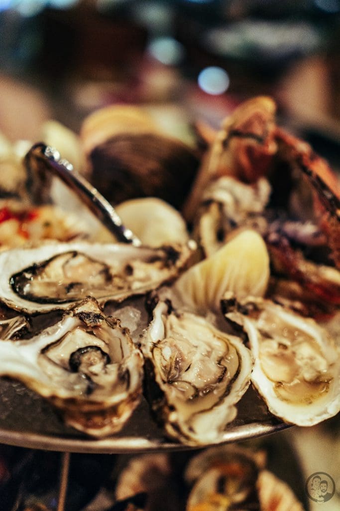 Crab Burger 36 London Dark Horse 39 | Vor ein paar Wochen habe ich euch ja schon von meiner Reise nach London erzählt. Dort durfte ich bei der Premiere des fantastischen neuen Rosé-Weins der Marke Dark Horse dabei sein. Inspiriert von unserem Besuch bei Randall and Aubin haben wir nun das perfekte Rezept zu diesem leckeren Tropfen im Gepäck. Es gibt einen Crab Burger mit Rucola, Tomate und einer unwiderstehlichen Zironenaioli. Besser könnt ihr den Sommer mit Freunden gar nicht verbringen!