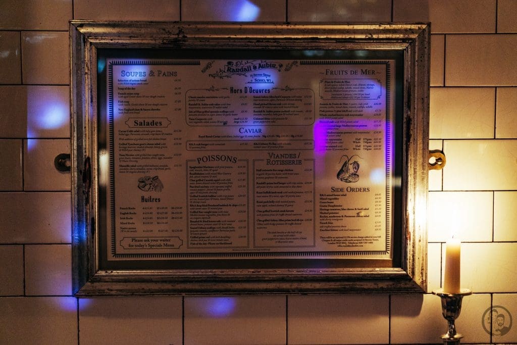 Crab Burger 38 London Dark Horse 41 | Vor ein paar Wochen habe ich euch ja schon von meiner Reise nach London erzählt. Dort durfte ich bei der Premiere des fantastischen neuen Rosé-Weins der Marke Dark Horse dabei sein. Inspiriert von unserem Besuch bei Randall and Aubin haben wir nun das perfekte Rezept zu diesem leckeren Tropfen im Gepäck. Es gibt einen Crab Burger mit Rucola, Tomate und einer unwiderstehlichen Zironenaioli. Besser könnt ihr den Sommer mit Freunden gar nicht verbringen!