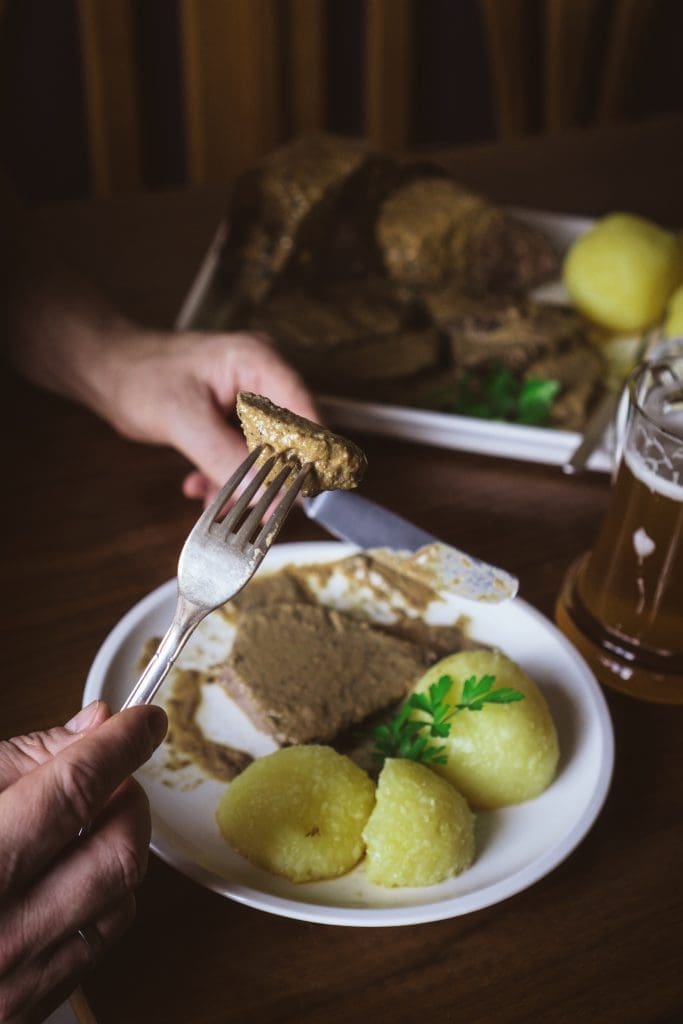 Rezept für Oma Lores Sauerbraten. Ein Rezept mit langer Tradition, das wir heute an Omas Stelle zubereiten.