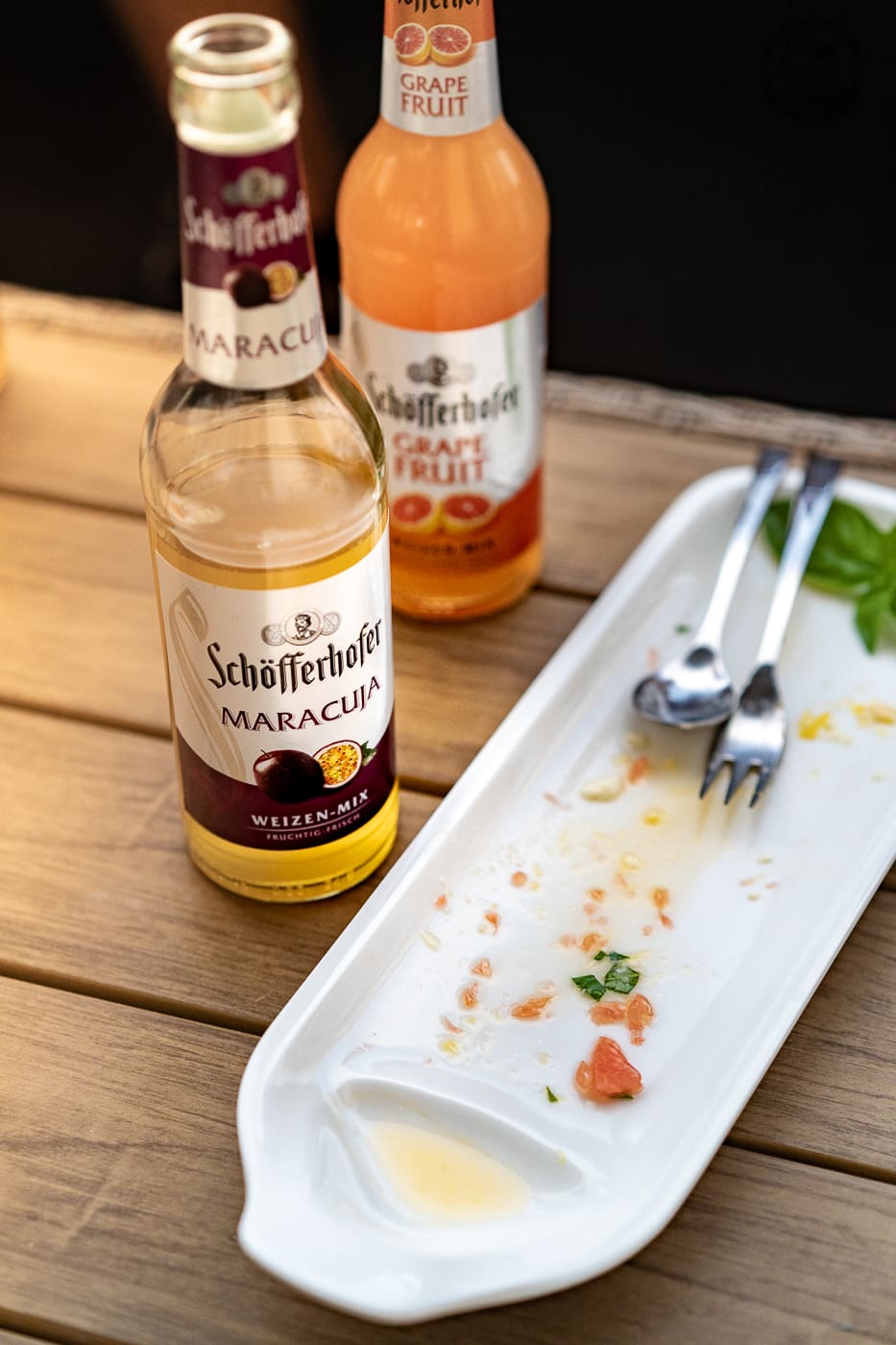 Panna Cotta Sch%C3%B6ffehofer 10 | Diesen Monat haben wir uns etwas ganz Besonderes für unseren Sundowner mit Freunden & Schöfferhofer Weizen vorgenommen. Da es das letzte Mal ja schon Fisch gab, wollten wir diesmal diesen unglaublichen Sommer in einem Dessert einfangen. Ich wollte auf jeden Fall etwas Süßes und am besten ein Dessert zubereiten. Da kam mir direkt die Idee, eine Panna Cotta zu machen, aber nicht einfach so, sondern mit einem Passionsfruchtkern. Genau so schmeckt der Sommer!