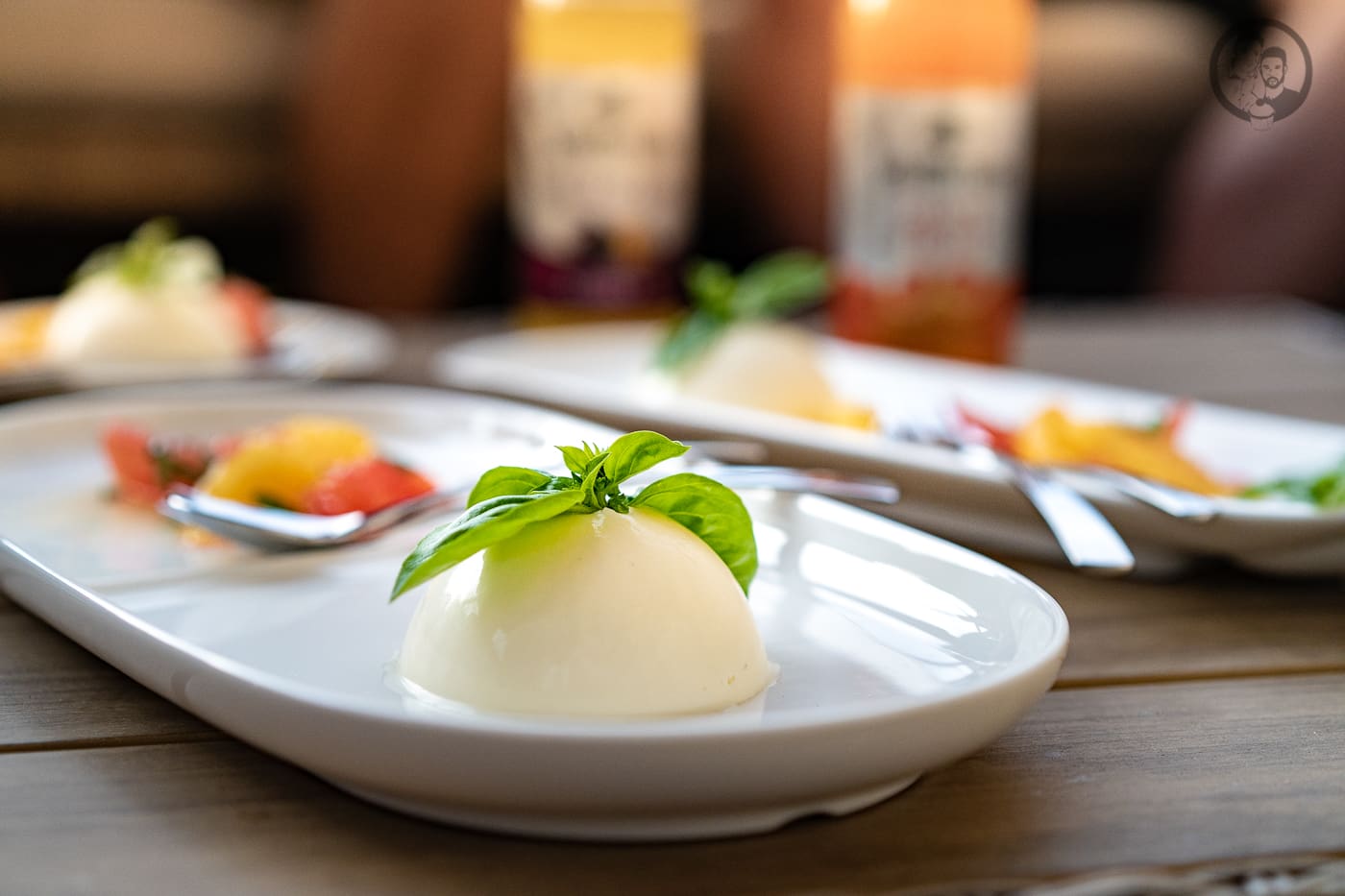 Panna Cotta Sch%C3%B6ffehofer 4 | Diesen Monat haben wir uns etwas ganz Besonderes für unseren Sundowner mit Freunden & Schöfferhofer Weizen vorgenommen. Da es das letzte Mal ja schon Fisch gab, wollten wir diesmal diesen unglaublichen Sommer in einem Dessert einfangen. Ich wollte auf jeden Fall etwas Süßes und am besten ein Dessert zubereiten. Da kam mir direkt die Idee, eine Panna Cotta zu machen, aber nicht einfach so, sondern mit einem Passionsfruchtkern. Genau so schmeckt der Sommer!