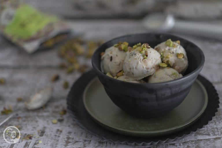 Rhabarber-Eis mit Pistazienkernen und Skyr