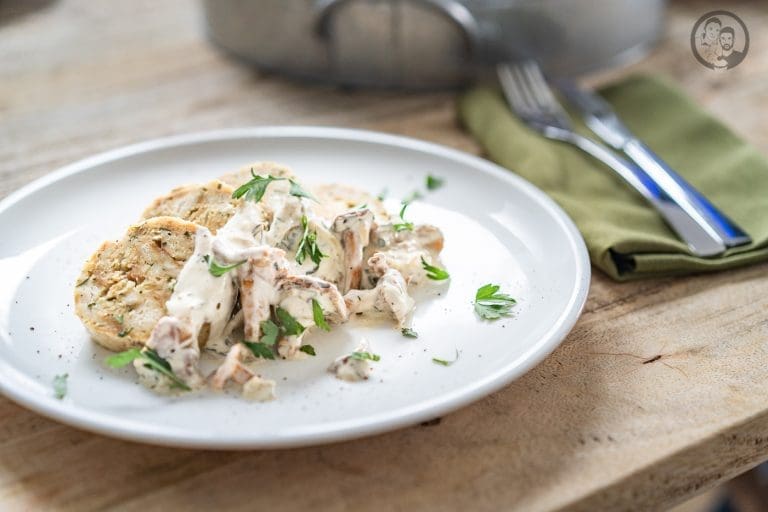 Serviettenknödel aus dem Dampfgarer mit Pfifferlingrahm
