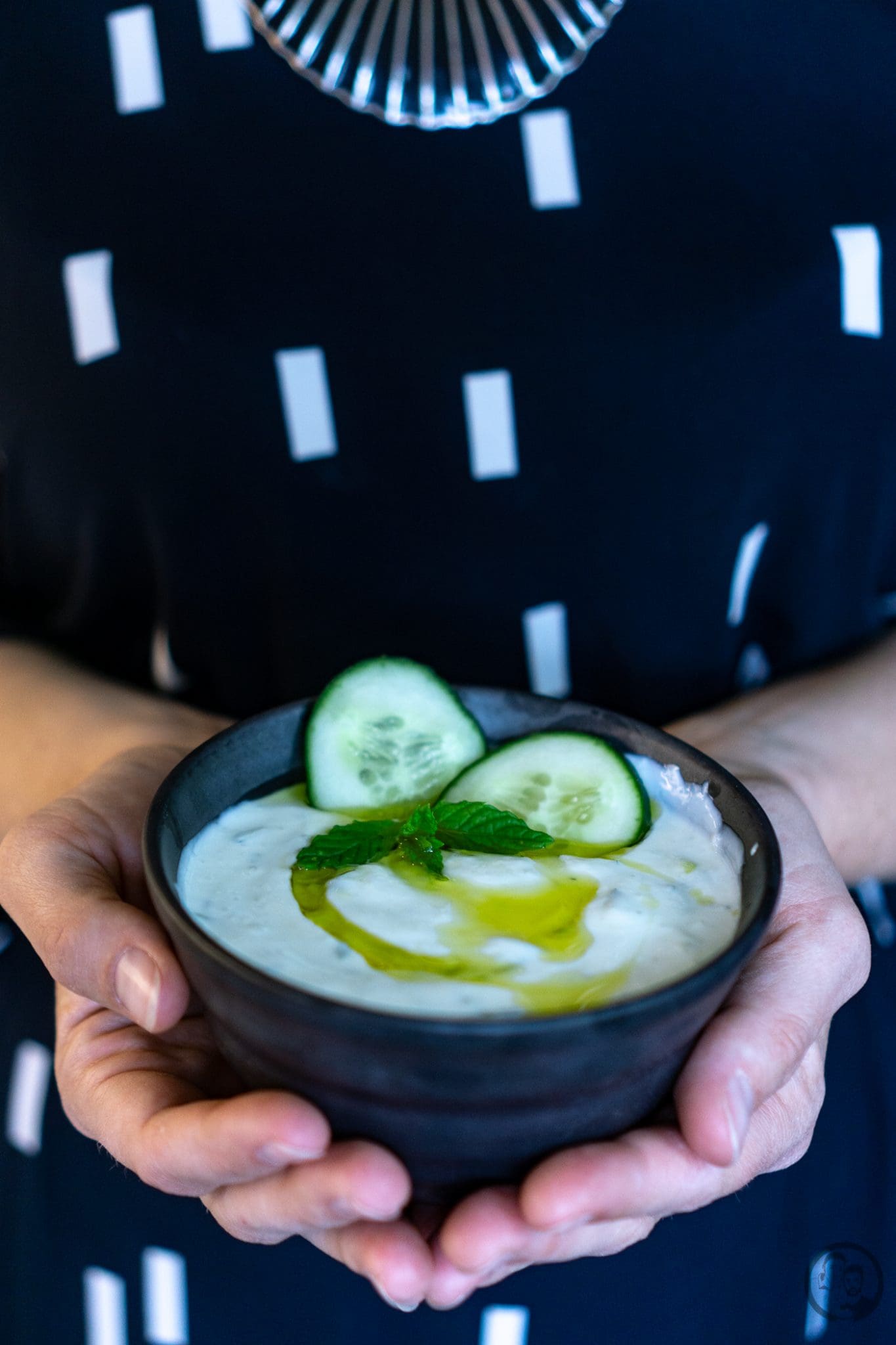Tzatziki aus Weidemilch Joghurt 3 Schale mit Tzatziki in Händen