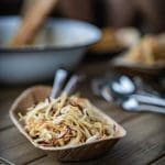 Schale mit Nudelsalat und Erdnüssen