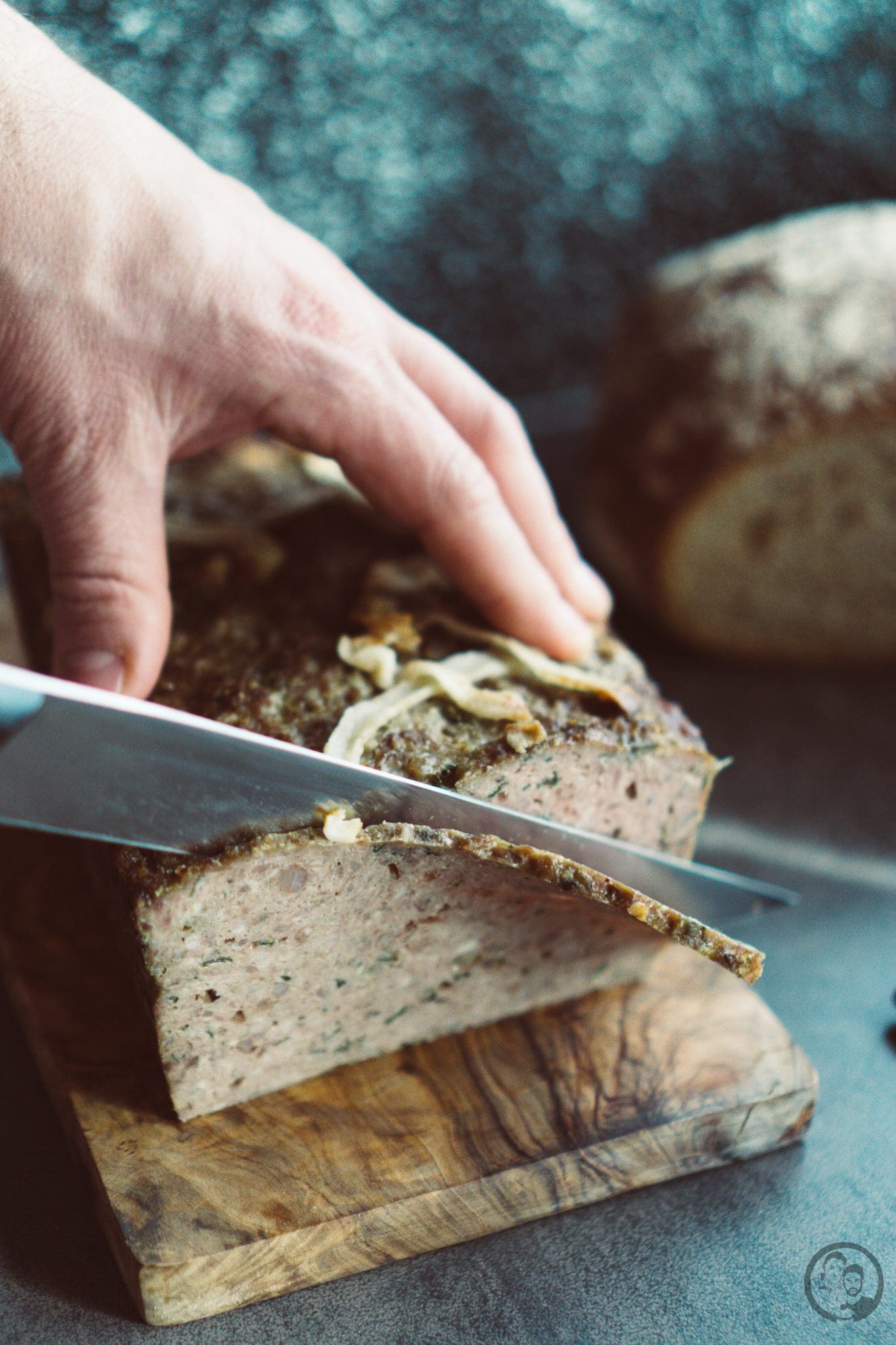 mW Bauernterrine 10 | Meine Eltern sind ja genauso kochbegeistert, wie wir und Essen spielt auch in ihrem Leben eine wichtige Rolle. Die Leidenschaft für gute Genüsse kommt ja nicht von irgendwo her! Vor einiger Zeit haben wir mit meinen Eltern über alte Familienrezepte gesprochen, da wir immer so wunderbare Leckereien von Oma Lore bekommen. Mein Vater kam sofort ins Schwärmen über eine Terrine, die seine Oma früher immer gemacht hat. Dort hieß sie nur "Fleischkäse", was letztlich nicht ganz richtig ist. Das Rezept gibt es leider nicht mehr, aber meinen Vater hat diese Erinnerung nicht losgelassen und da er den Geschmack von ihrer Terrine noch immer in seiner Erinnerung gespeichert hat, hat er selbst getüftelt und am Ende ist diese moselfränkische Bauernterrine nach Ur-Omas Art entstanden.