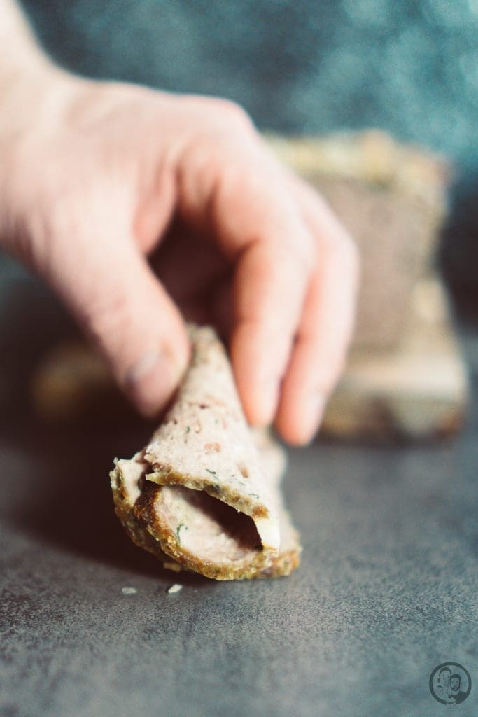 Moselfränkische Bauernterrine 5 mW Bauernterrine 11 | Meine Eltern sind ja genauso kochbegeistert, wie wir und Essen spielt auch in ihrem Leben eine wichtige Rolle. Die Leidenschaft für gute Genüsse kommt ja nicht von irgendwo her! Vor einiger Zeit haben wir mit meinen Eltern über alte Familienrezepte gesprochen, da wir immer so wunderbare Leckereien von Oma Lore bekommen. Mein Vater kam sofort ins Schwärmen über eine Terrine, die seine Oma früher immer gemacht hat. Dort hieß sie nur "Fleischkäse", was letztlich nicht ganz richtig ist. Das Rezept gibt es leider nicht mehr, aber meinen Vater hat diese Erinnerung nicht losgelassen und da er den Geschmack von ihrer Terrine noch immer in seiner Erinnerung gespeichert hat, hat er selbst getüftelt und am Ende ist diese moselfränkische Bauernterrine nach Ur-Omas Art entstanden.